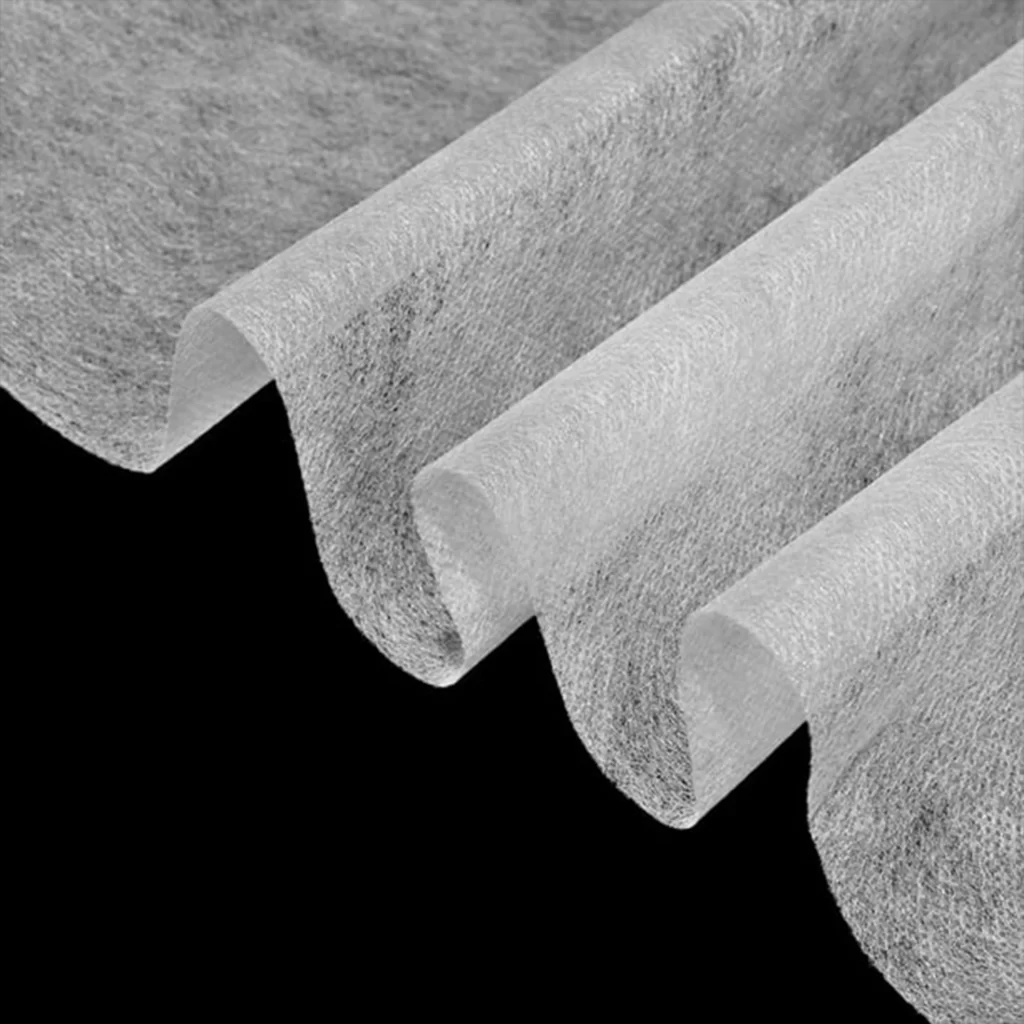Biała, wysokowydajna włóknina filtracyjna używana jako bibuła filtracyjna w zaawansowanych technologiach metalurgicznych.